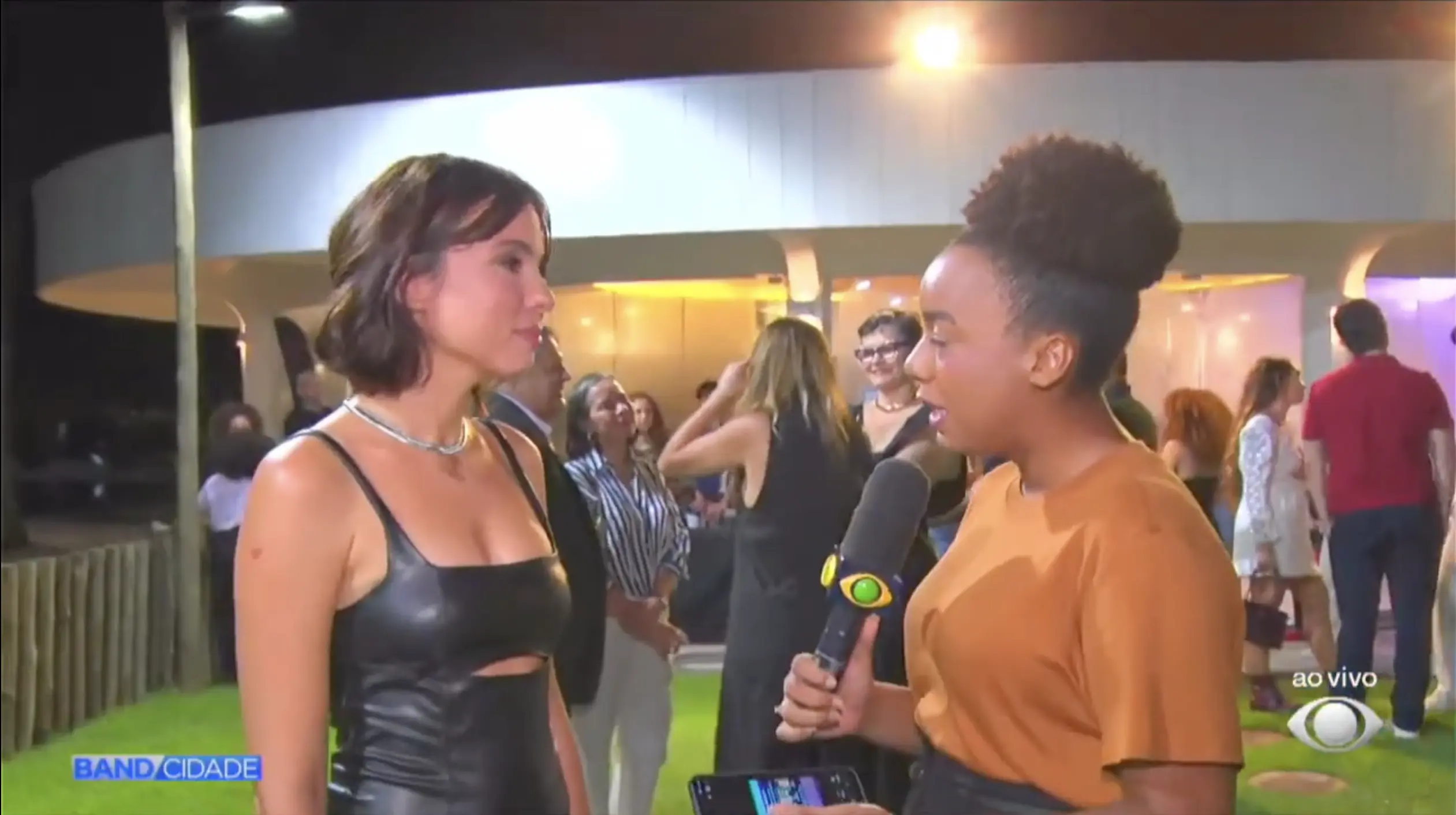 Câmeras registrando entrevista de Tássia Dhur na Band Cidade