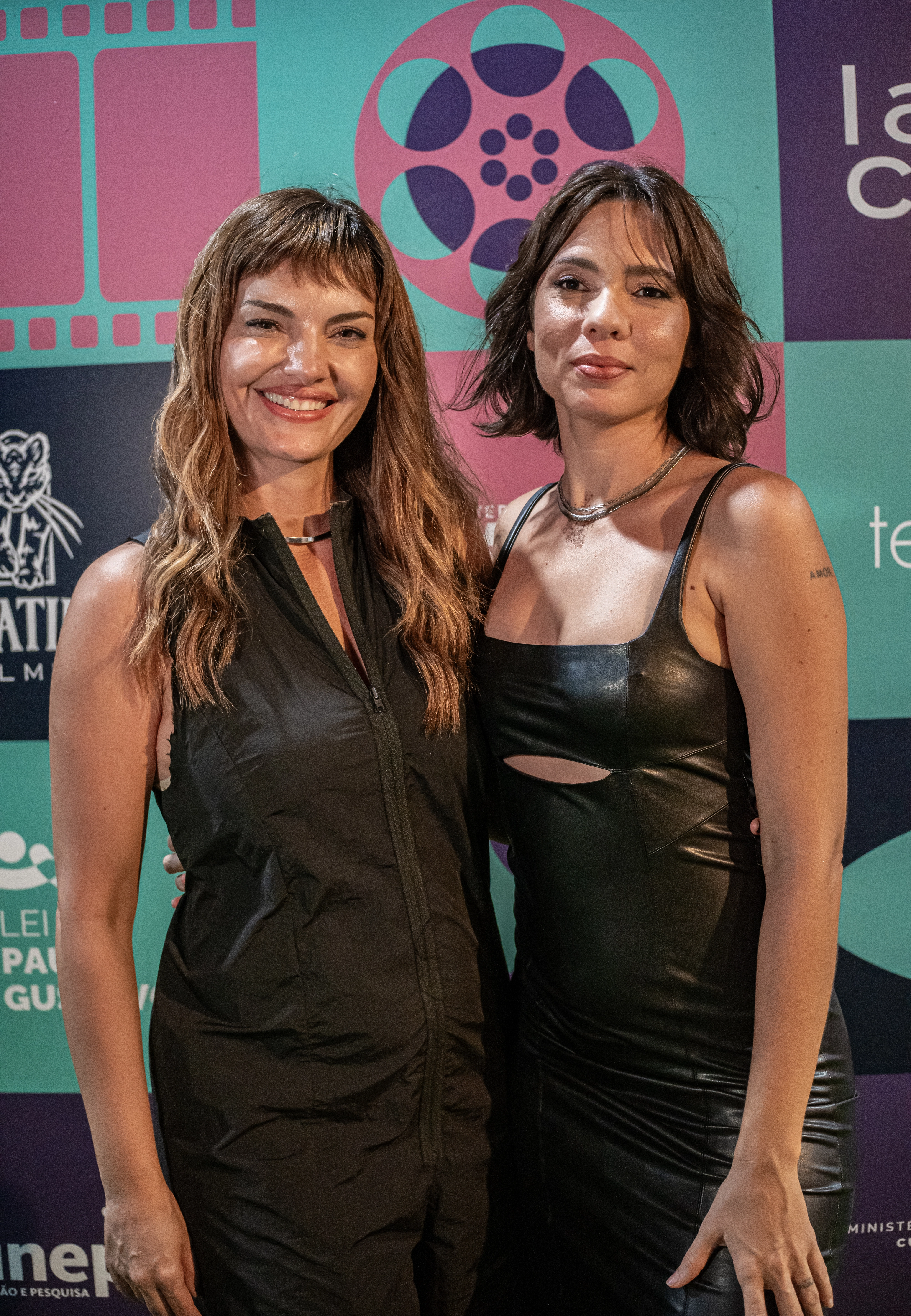 Tássia Dhur com uma convidada do evento.