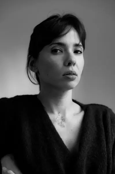 Foto preta e branca de Tássia Dhur.